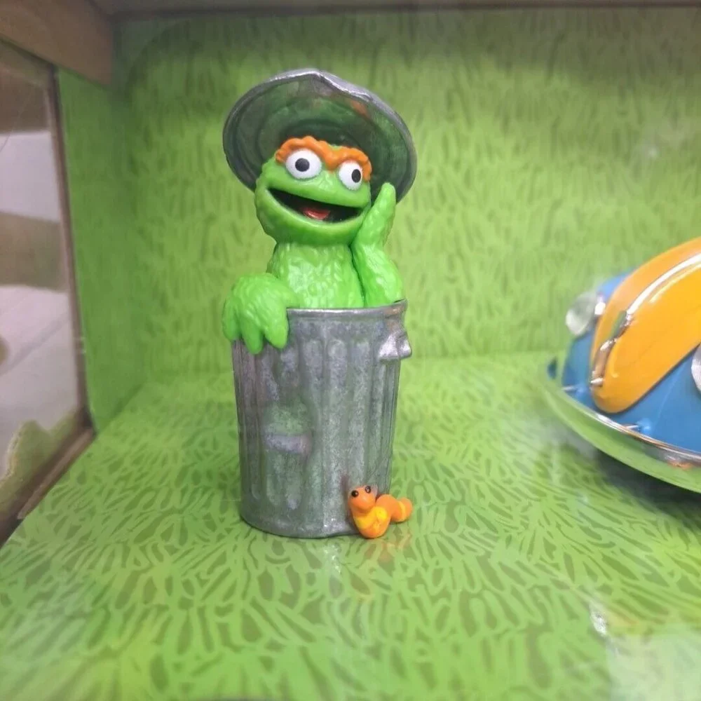 Oscar The Grouch & 1959 Volkswagen Beetle Die-Cast Model 1:43 Scale Hollywood Ri - Picture 3 of 9
